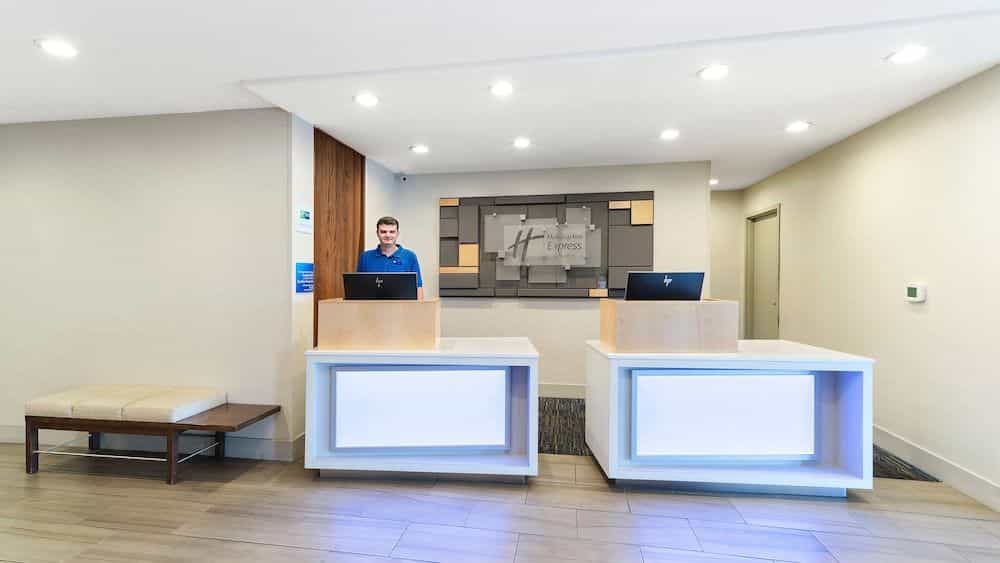 HOLIDAY INN EXPRESS & SUITES D