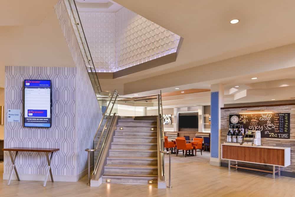 HOLIDAY INN EXPRESS & SUITES E