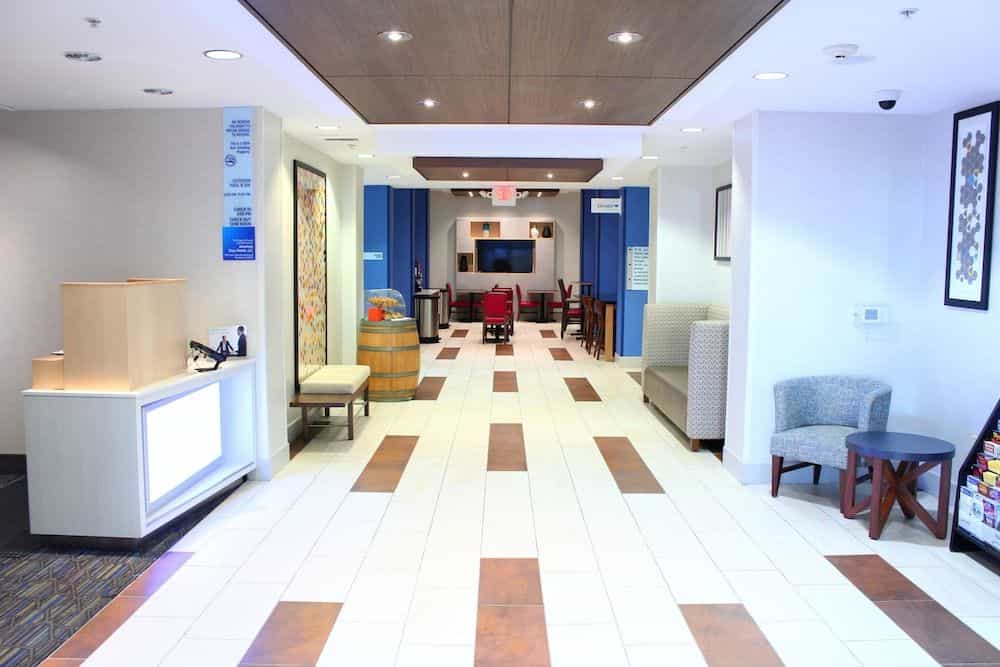 HOLIDAY INN EXPRESS & SUITES N