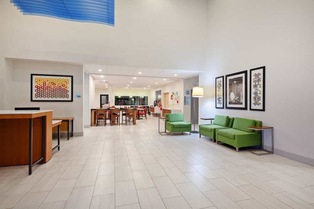 HOLIDAY INN EXPRESS & SUITES R