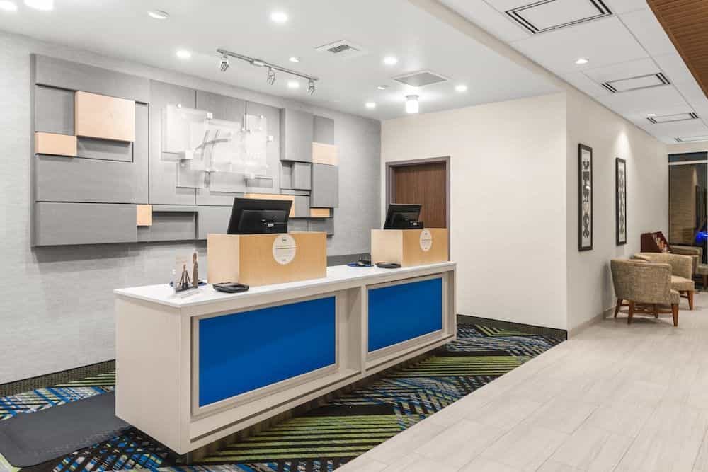 HOLIDAY INN EXPRESS & SUITES W