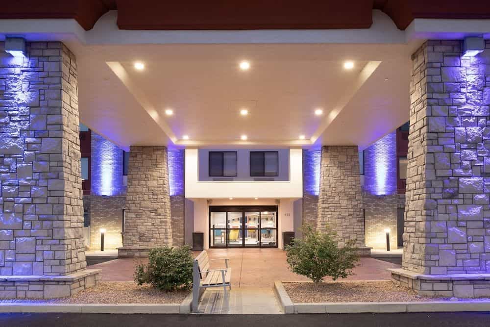 HOLIDAY INN EXPRESS & SUITES G