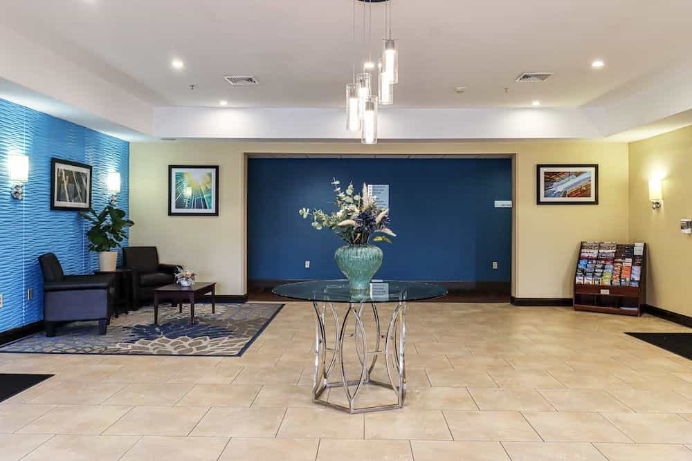 HOLIDAY INN EXPRESS & SUITES M
