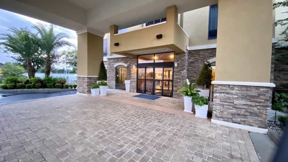 HOLIDAY INN EXPRESS & SUITES O