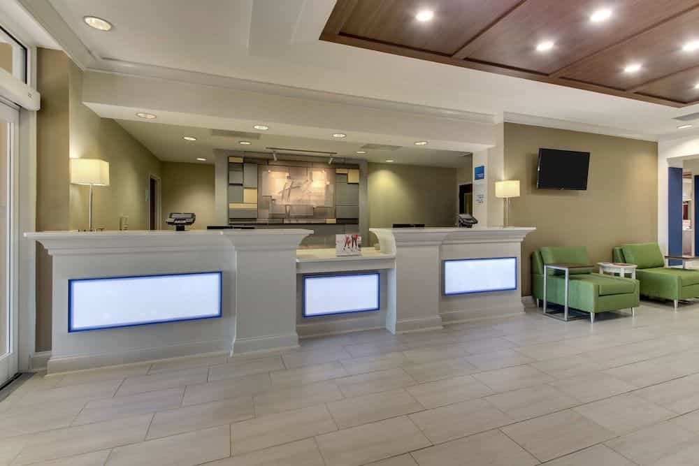 HOLIDAY INN EXPRESS & SUITES C