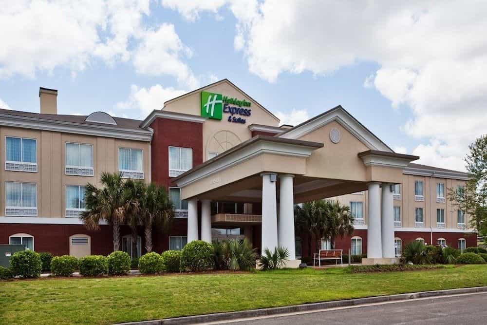 HOLIDAY INN EXPRESS & SUITES D