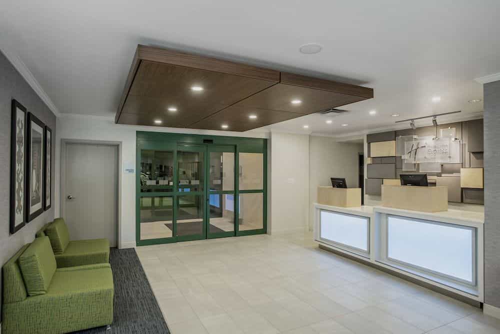 HOLIDAY INN EXPRESS & SUITES M