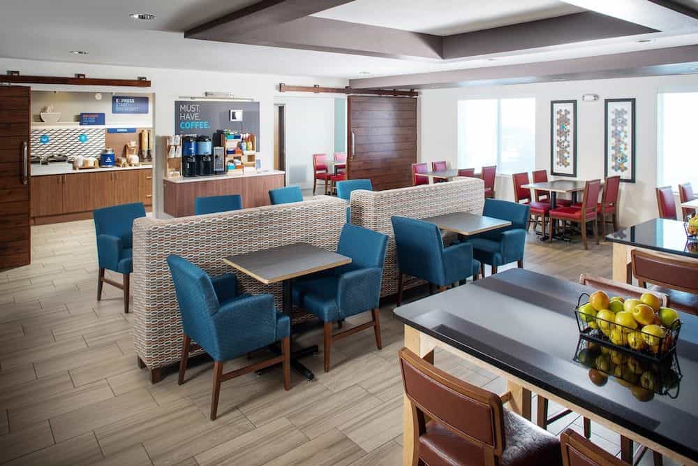 HOLIDAY INN EXPRESS & SUITES B