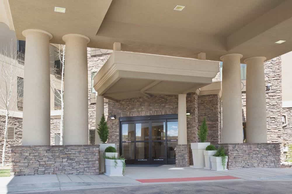 HOLIDAY INN EXPRESS & SUITES L