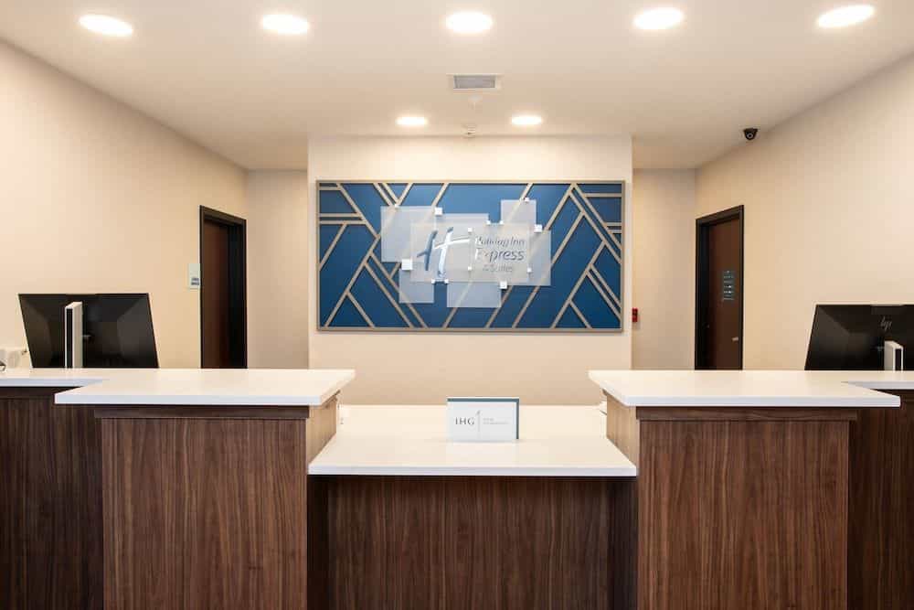 HOLIDAY INN EXPRESS & SUITES L