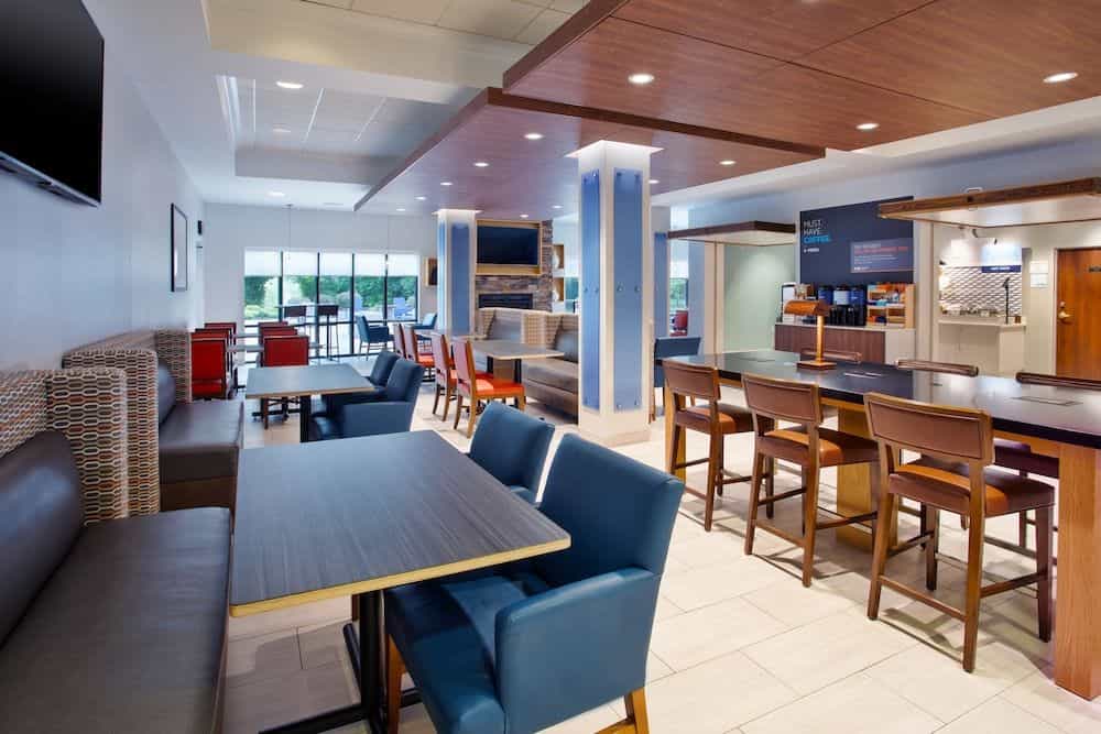 HOLIDAY INN EXPRESS & SUITES R