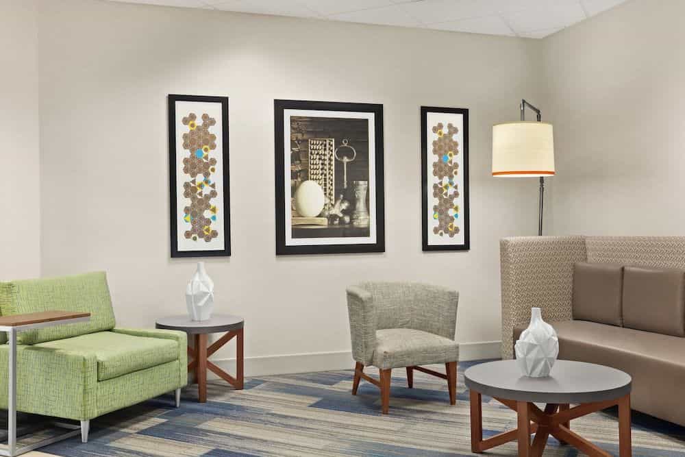 HOLIDAY INN EXPRESS & SUITES A