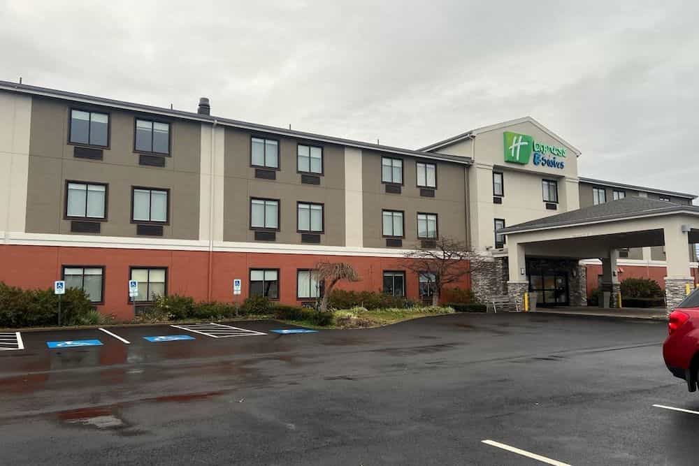 HOLIDAY INN EXPRESS & SUITES A