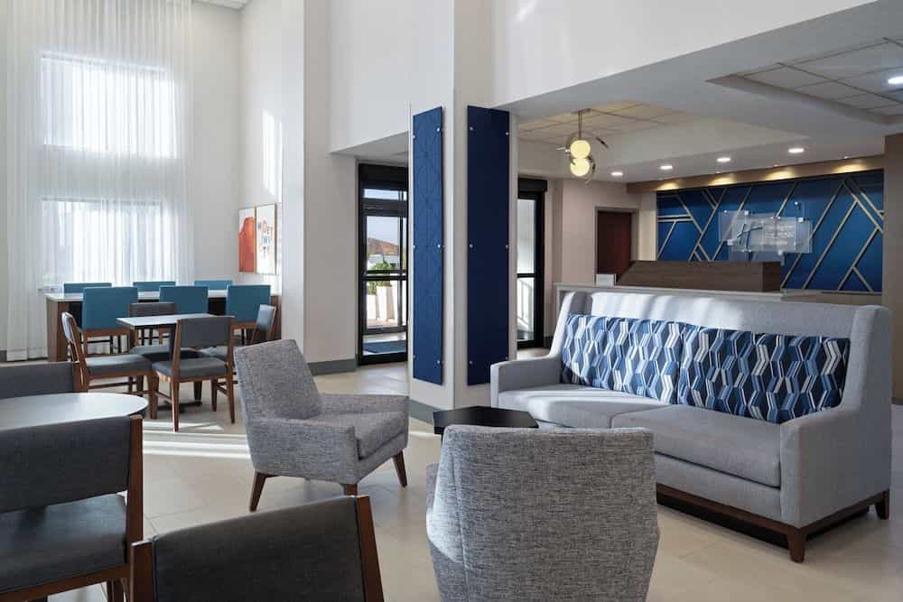 HOLIDAY INN EXPRESS & SUITES M