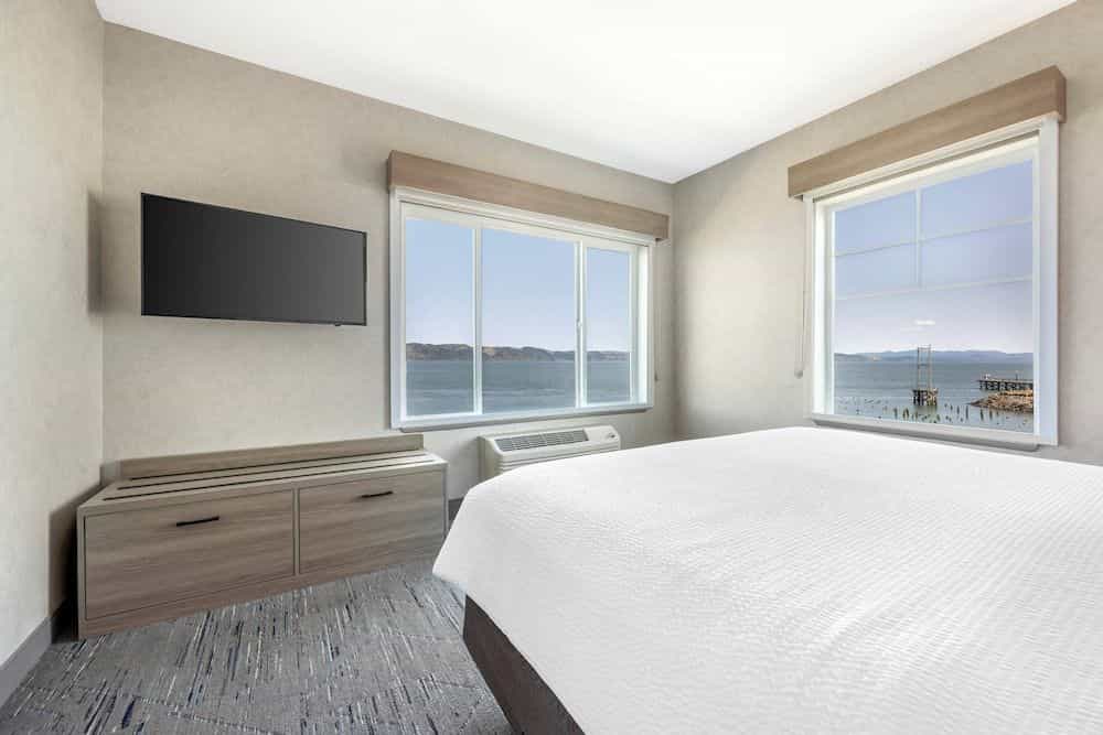HOLIDAY INN EXPRESS & SUITES A