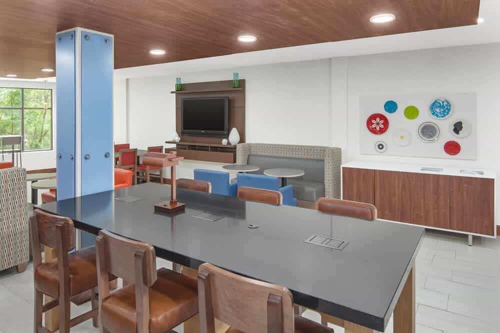 HOLIDAY INN EXPRESS & SUITES H