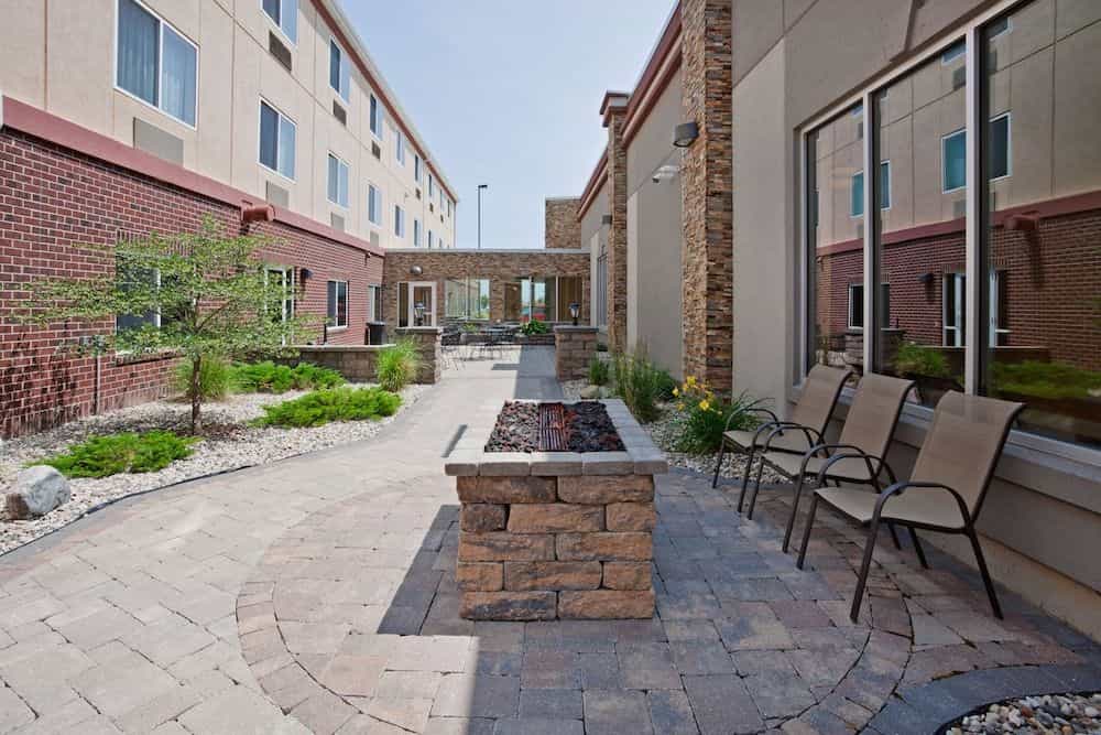 HOLIDAY INN EXPRESS & SUITES A