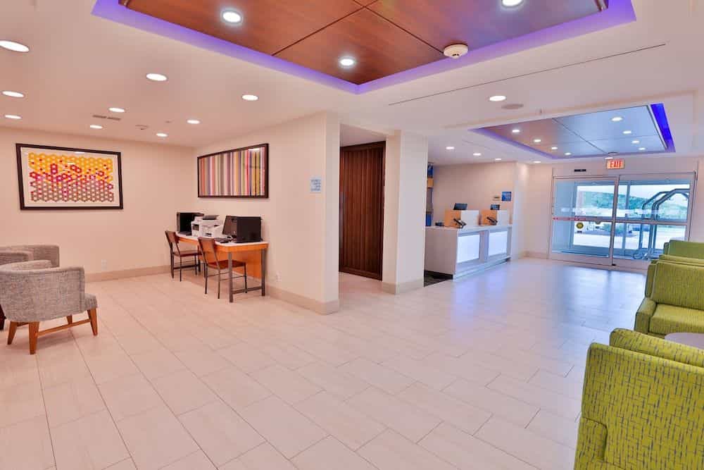 HOLIDAY INN EXPRESS & SUITES D