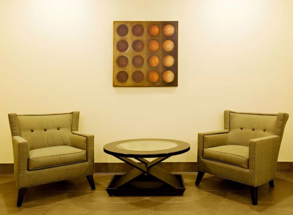 HOLIDAY INN EXPRESS & SUITES B