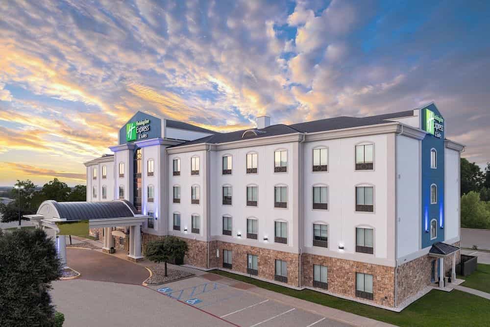 HOLIDAY INN EXPRESS & SUITES D