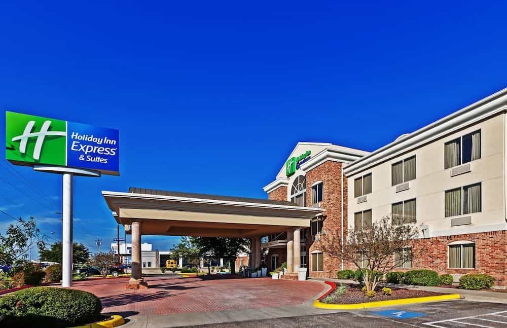 HOLIDAY INN EXPRESS & SUITES E