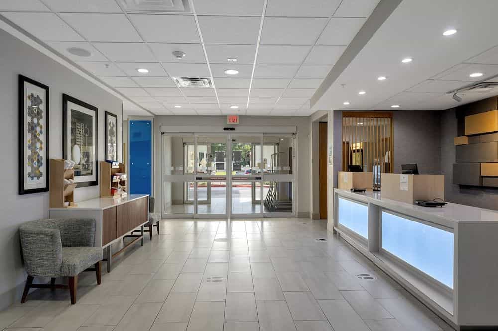 HOLIDAY INN EXPRESS & SUITES L