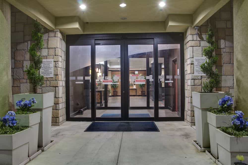 HOLIDAY INN EXPRESS & SUITES P