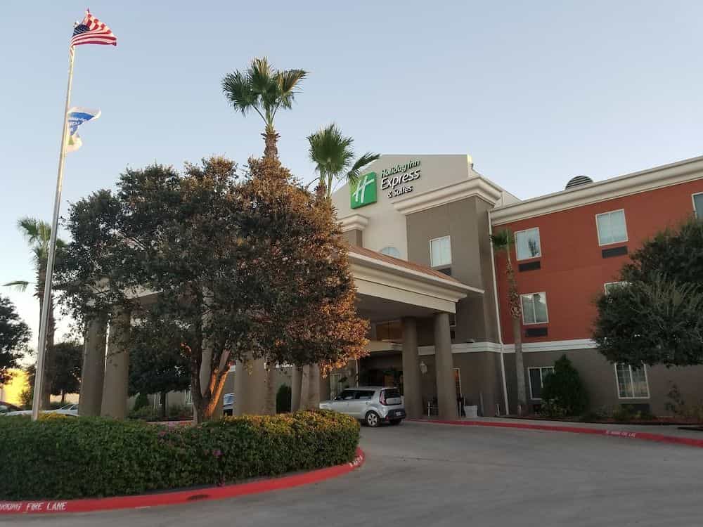 HOLIDAY INN EXPRESS & SUITES R