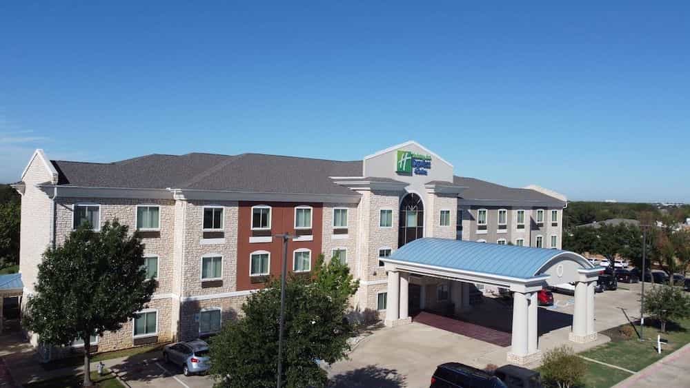 HOLIDAY INN EXPRESS & SUITES M
