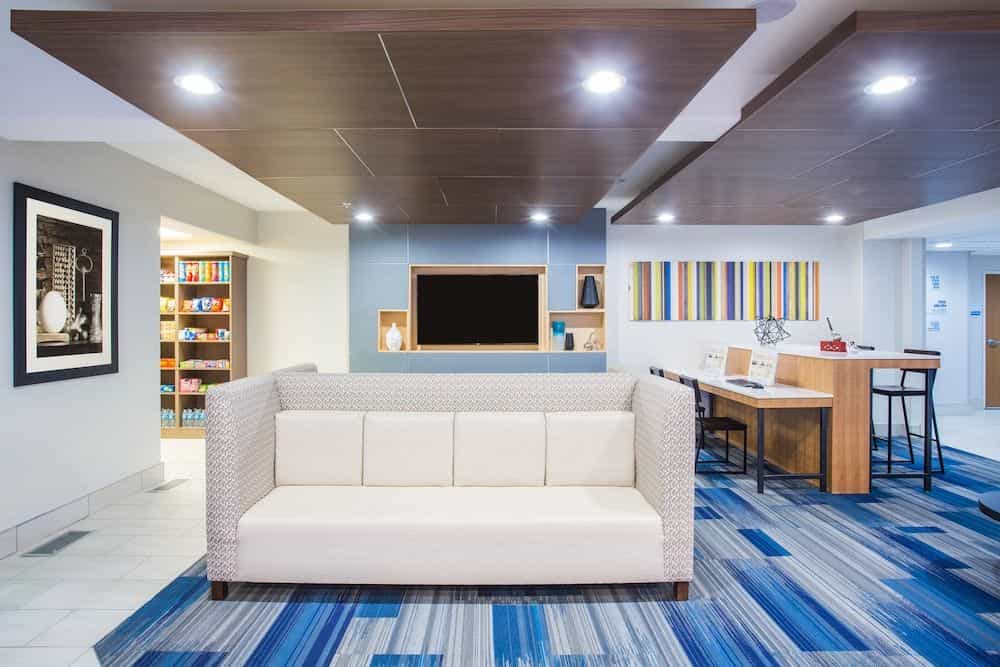 HOLIDAY INN EXPRESS & SUITES C