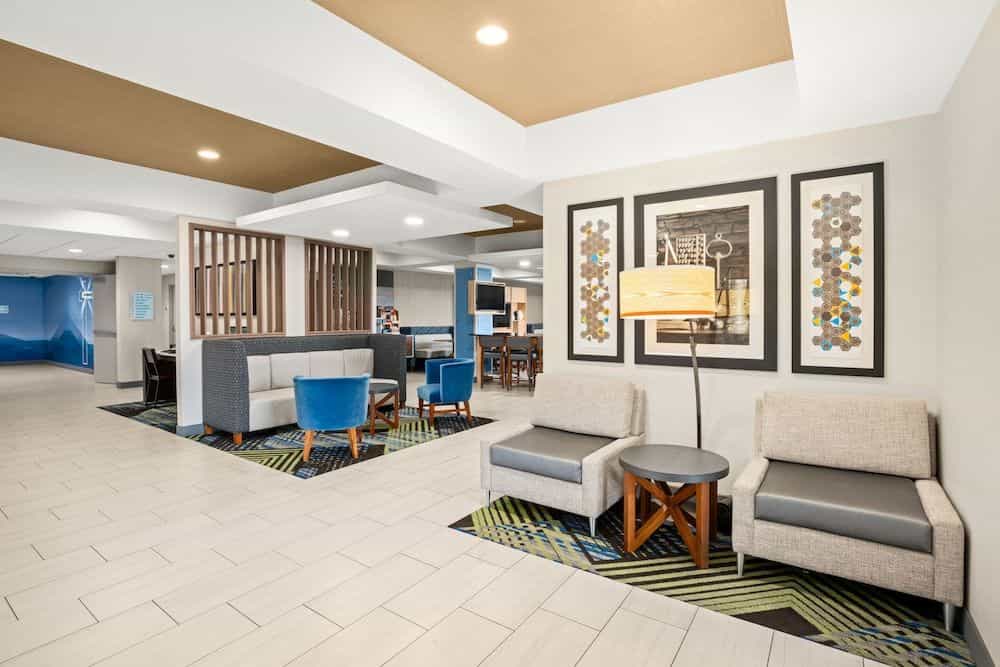 HOLIDAY INN EXPRESS & SUITES M