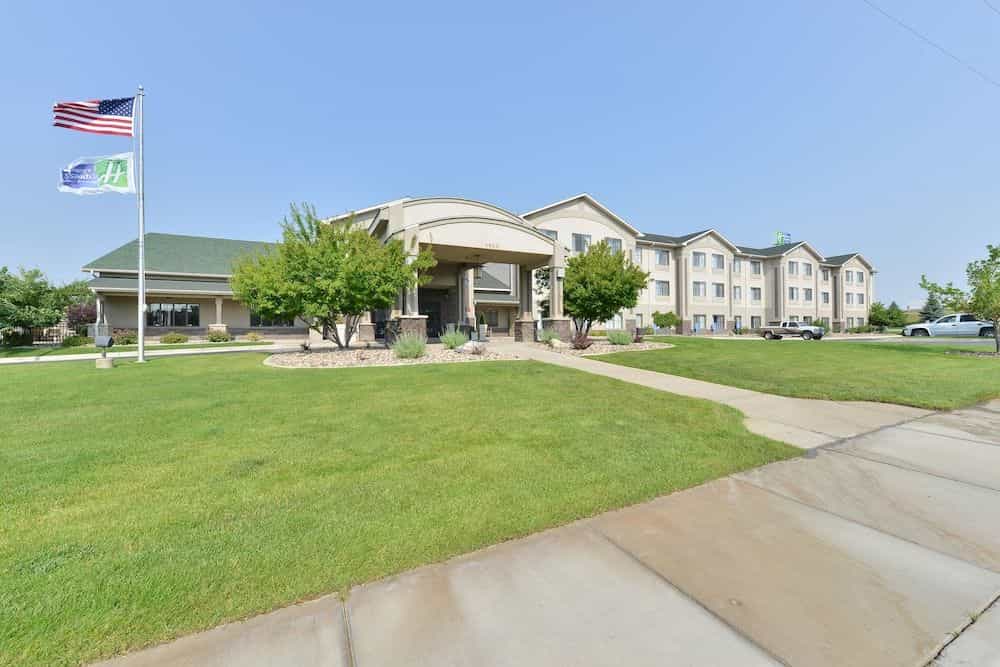 HOLIDAY INN EXPRESS & SUITES G
