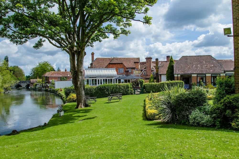 LEGACY ROSE AND CROWN HOTEL LEGACY ROSE AND CROWN HOTEL