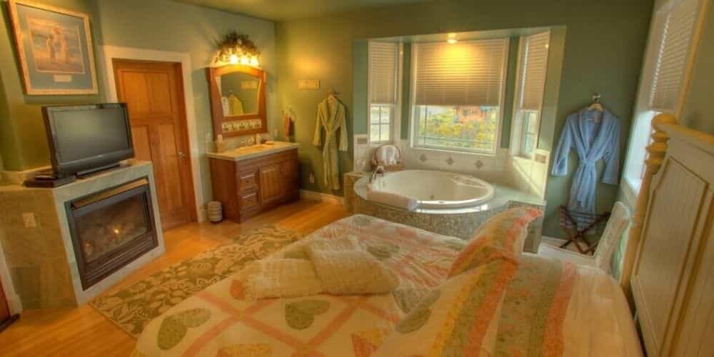 The Collins Inn and Seaside Cottages - Adults Only