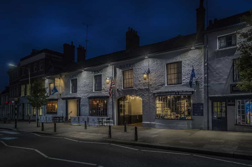 Three Swans Hotel