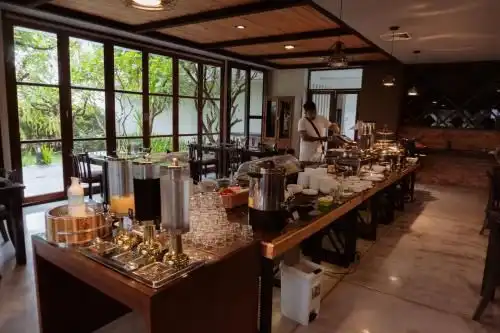 โรงแรมนายญ่า