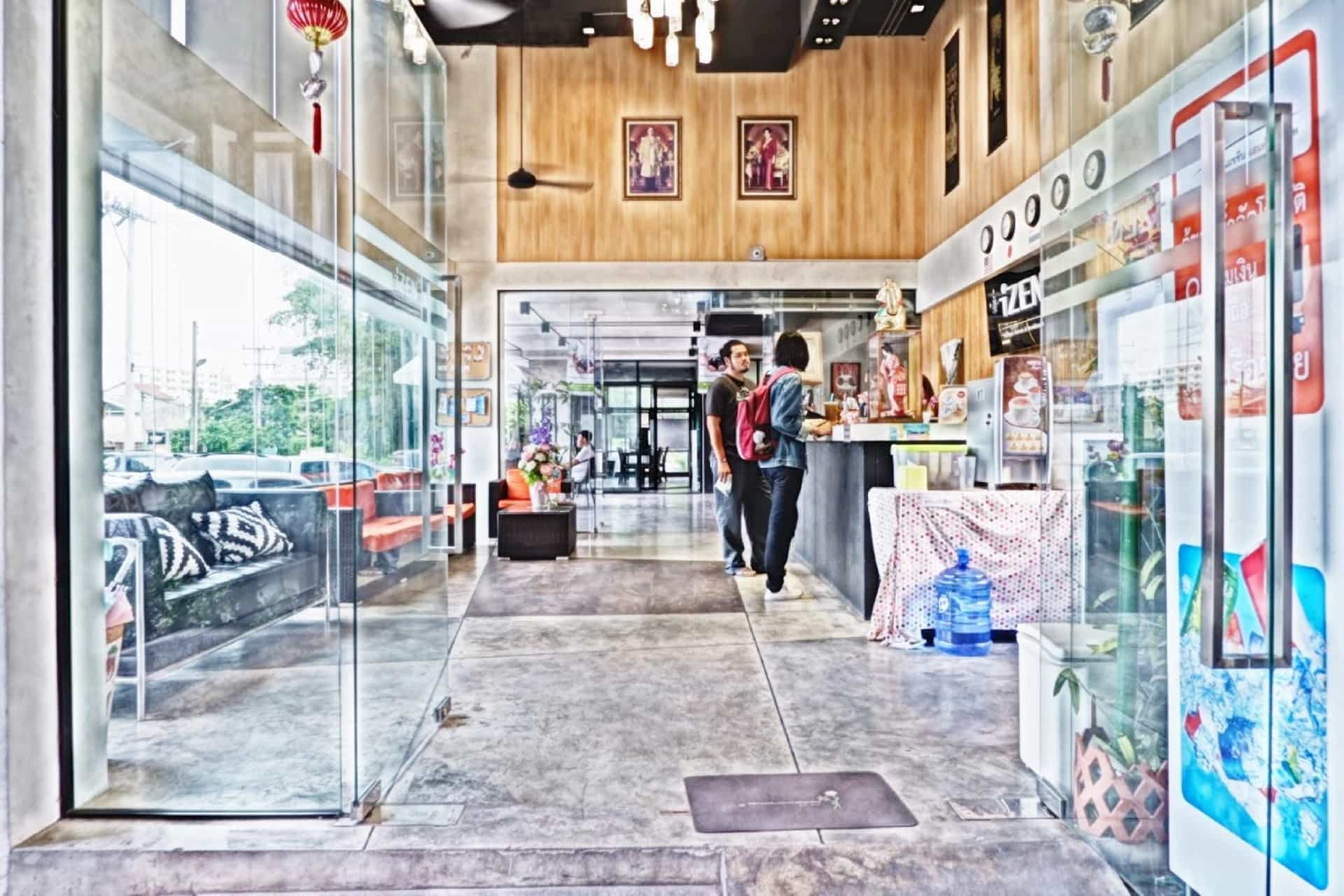 ไอเซน บัดเจท โฮเทล แอนด์ เรสซิเดนซ์ (พลัส)
