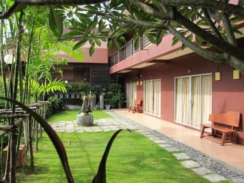 Forest Bungalows & Mama's Restaurant