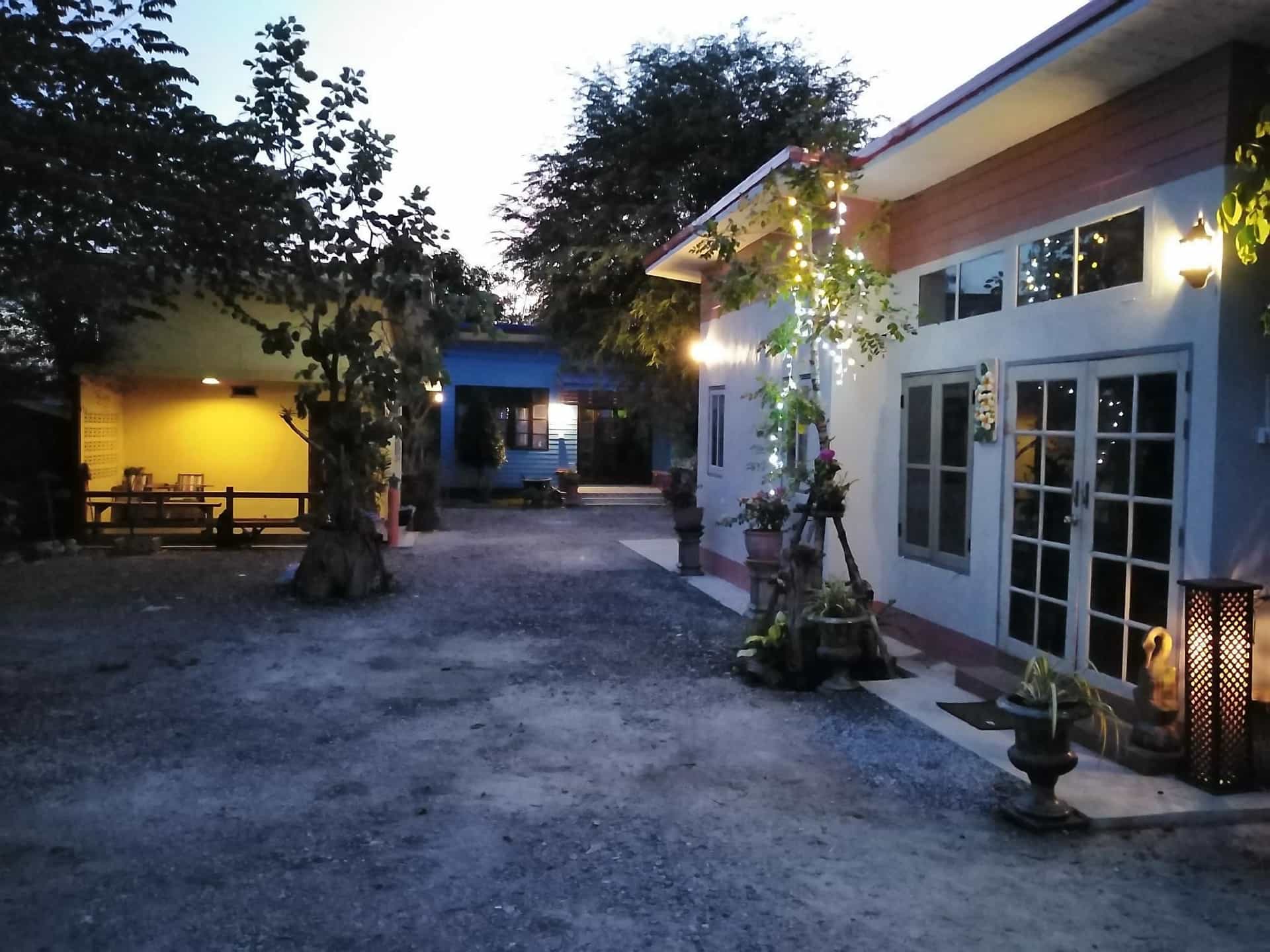 บ้านริมธาร