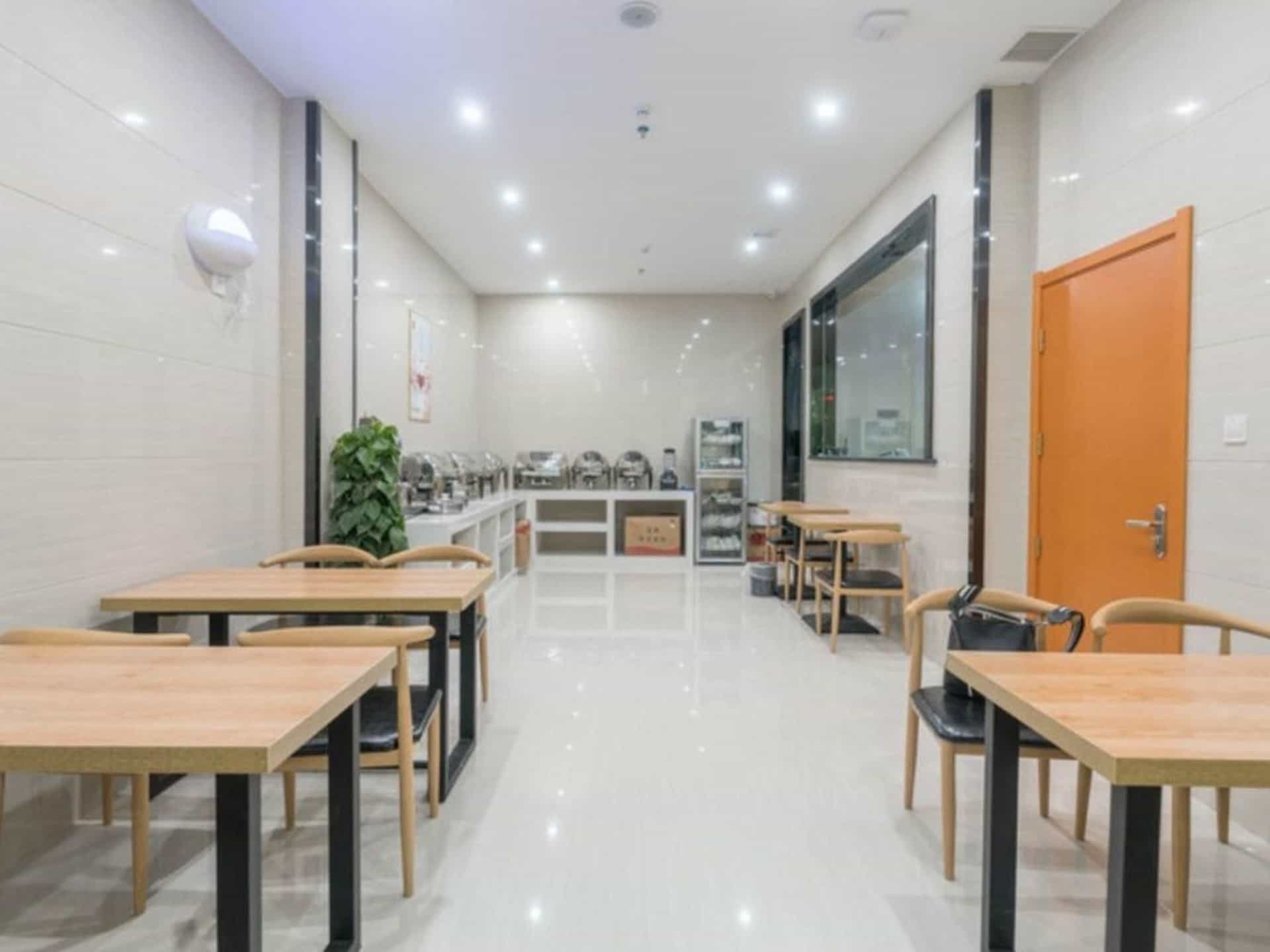 โรงแรมวาติกา ซ่างเหรา ถนนเซิ่งลี่ อำเภออี้หยาง โรงแรมวาติกา ซ่างเหรา ถนนเซิ่งลี่ อำเภออี้หยาง