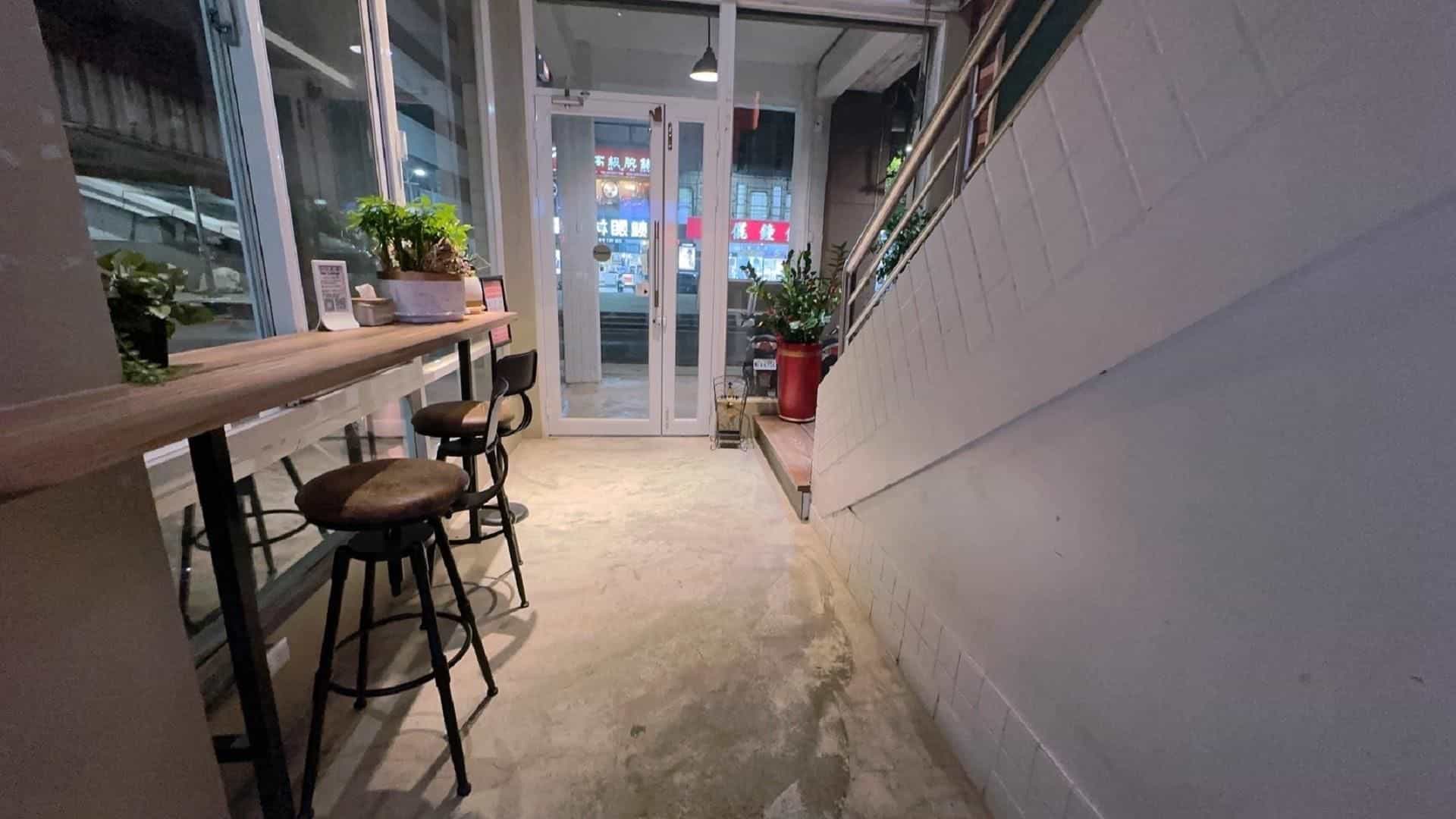 Like Hostel & Bar Lounge