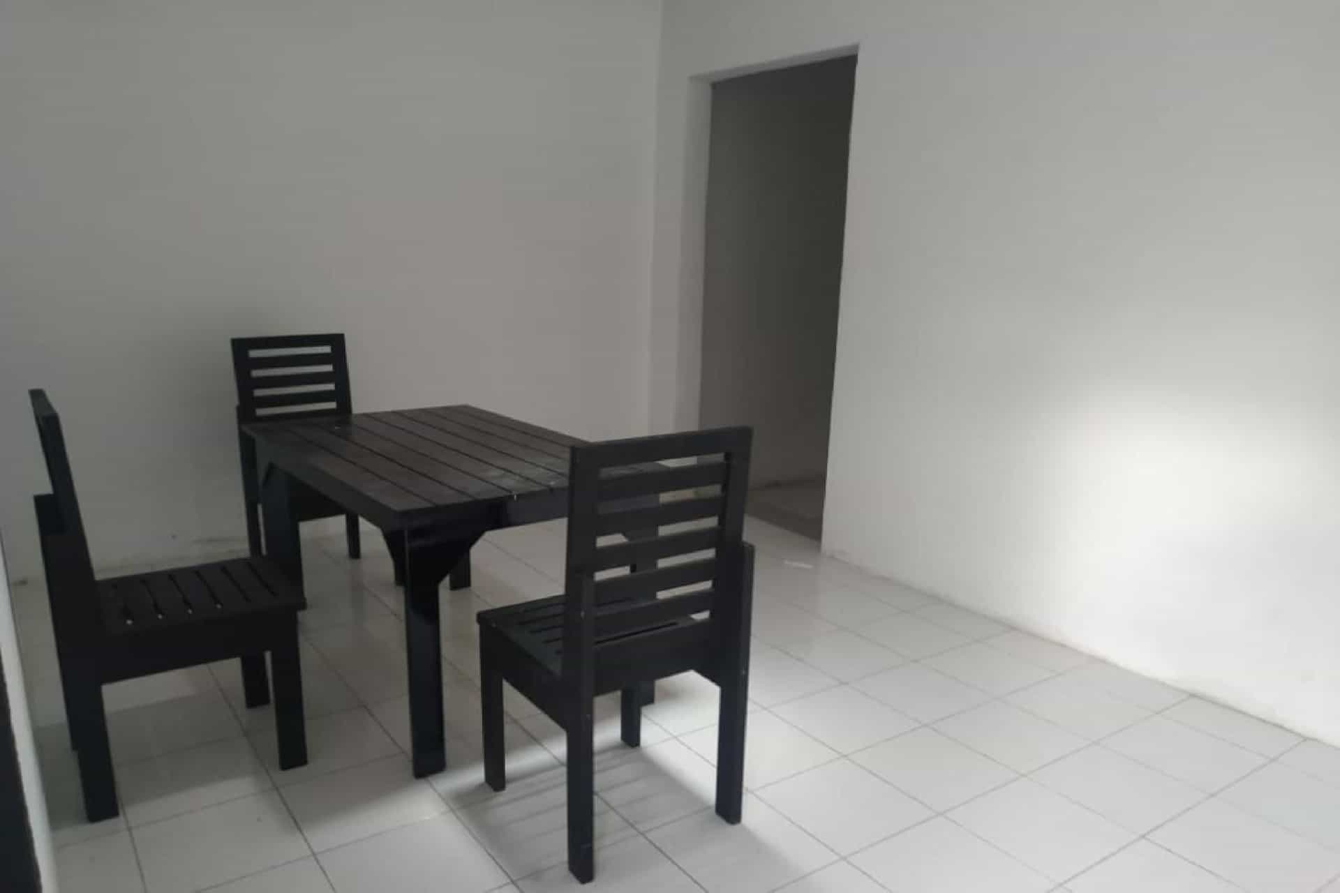 OYO 90699 Yellow White Guesthouse Palu
