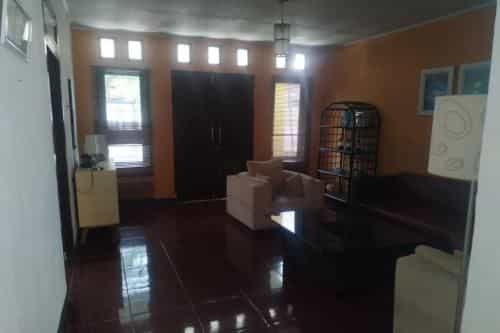 OYO 90699 Yellow White Guesthouse Palu