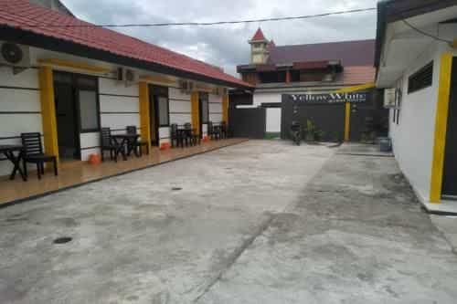 OYO 90699 Yellow White Guesthouse Palu
