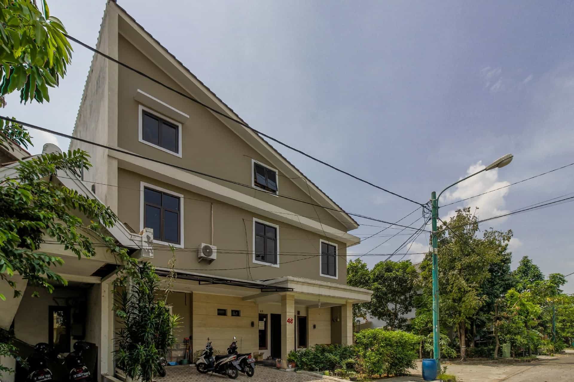 RedDoorz Plus near Lippo Cikarang Mall