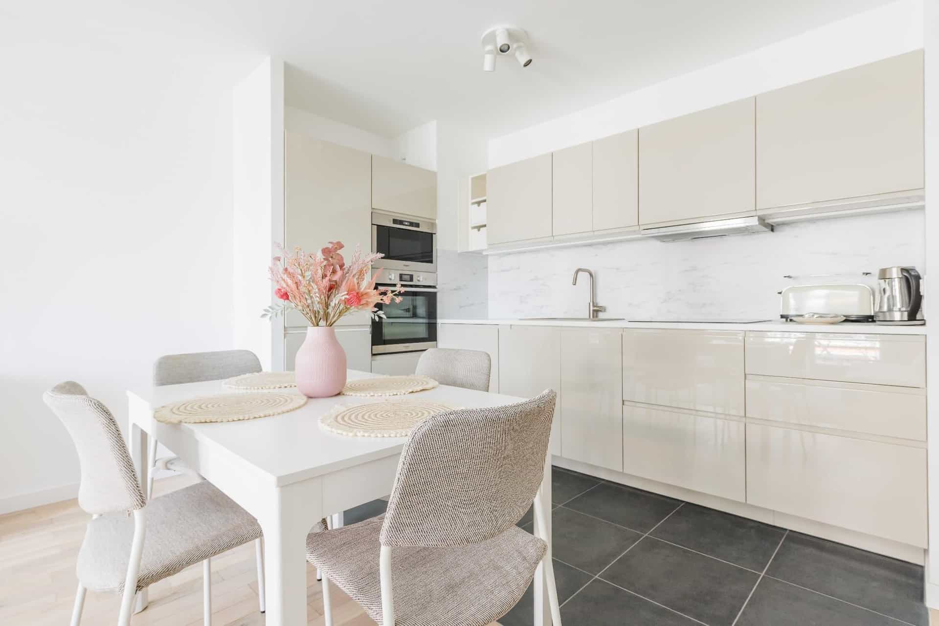 Modern apartment -2BR-4P- Flea market