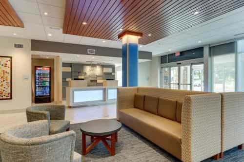 Holiday Inn Express & Suites Roanoke - Civic Center By IHG