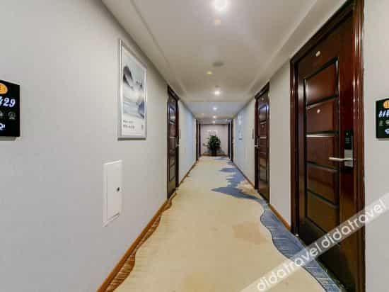 Meishu Hotel (Chengdu Zhaojue Temple South Road Metro Station)