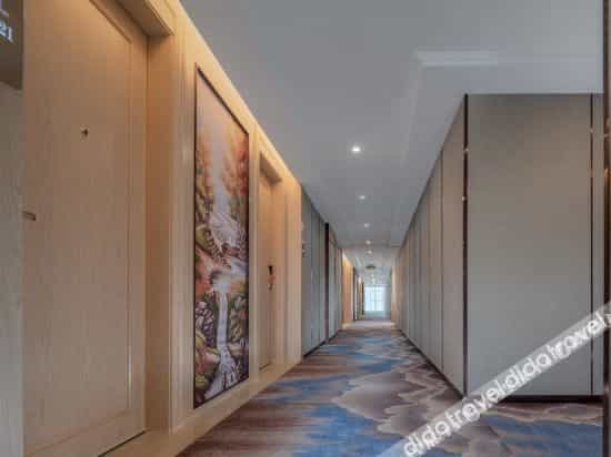 Vienna International Hotel (Chengdu C&E Tianfu New District Qilong Subway Station)