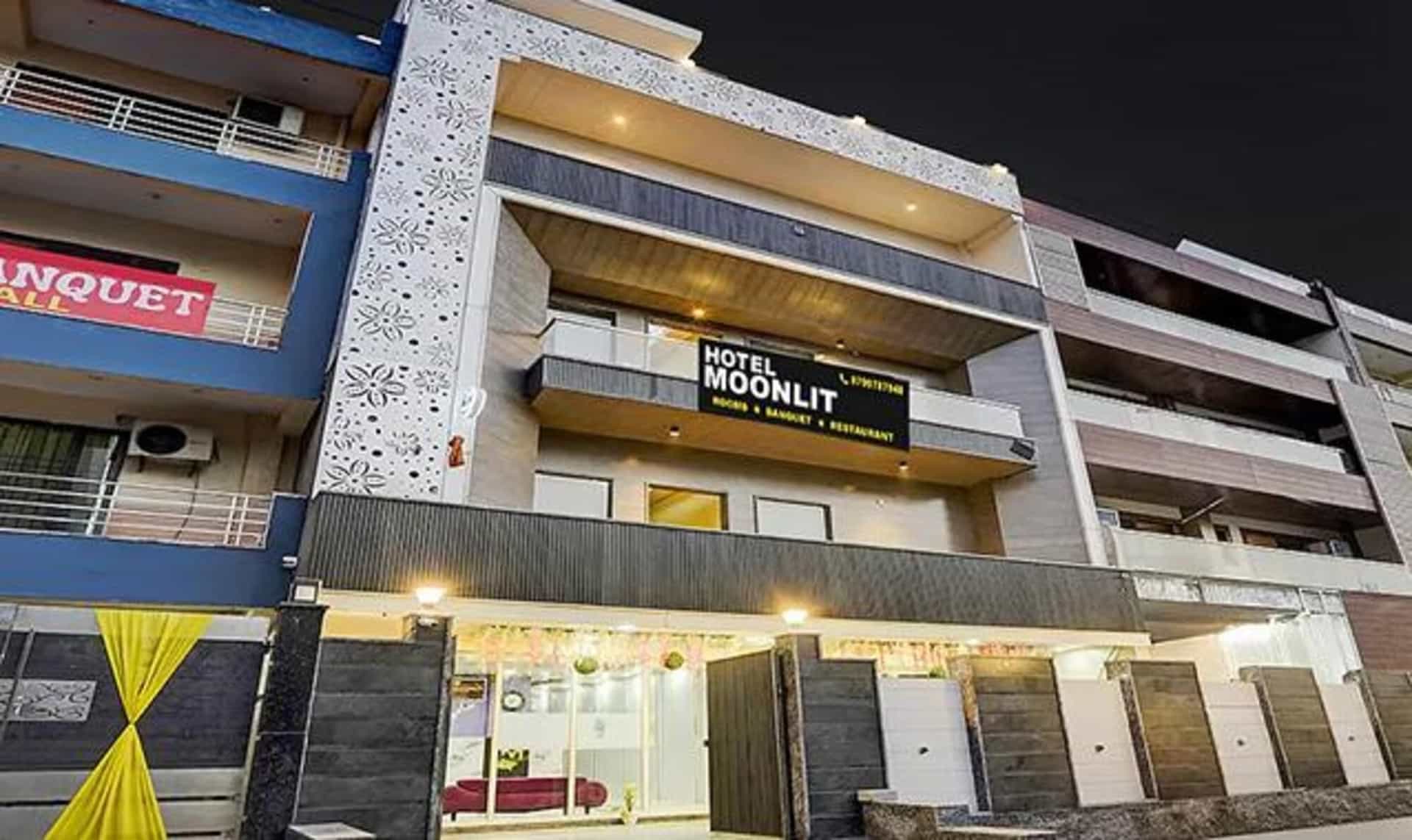 FabHotel Moonlit
